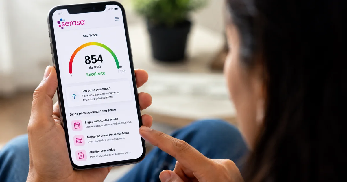 Pessoa consulta o Score Serasa no celular e ve dicas para melhorar a pontuação de crédito.